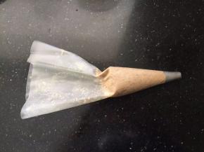 装入裱花袋，裱花袋提前放入曲奇裱花嘴。