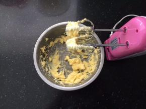 用打蛋器低速打至顺滑。