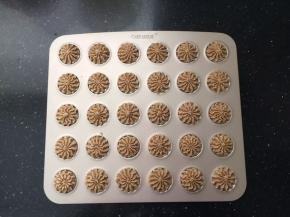 在学厨wk9249不粘烤盘里挤出花型。