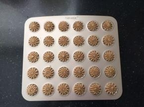 在学厨wk9249不粘烤盘里挤出花型。