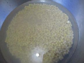 脱皮绿豆清洗一下，然后200克绿豆加400克水，注意清洗绿豆残留的水也要算在内