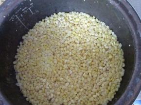 用电饭煲的宝宝粥功能，把绿豆煮烂。我的电饭煲需要2小时。煮好的豆类似米饭的样子，没有水了，豆子非常软烂