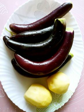 土豆去皮洗净，茄子去蒂洗净