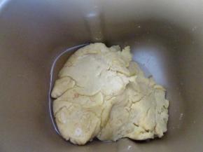 把压碎的绿豆泥放入面包机，加入30克的油，用自动翻炒功能炒10分钟左右