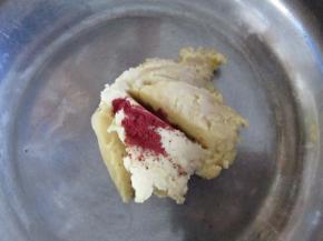 取一小块绿豆泥，放入一点点红曲粉