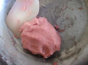 先揉均匀，然后再翻炒两分钟，让红曲粉受热变熟即可