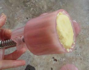 再取50克绿豆泥装入模具中