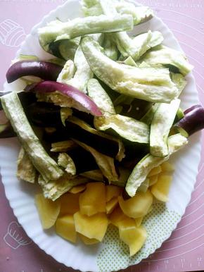 土豆切块儿，茄子从中间一分为二后撕成条