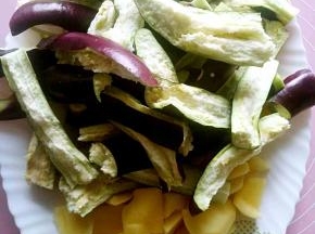 土豆切块儿，茄子从中间一分为二后撕成条
