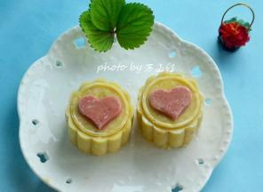 推压成形即可。我第一个撒熟粉，第二个不撒，第二个也不会沾，明显可以看出一个上面有熟粉多，一个很少