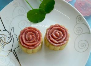 玫瑰花型的做法一样。也是可以看出一个上面有熟粉多，一个很少。