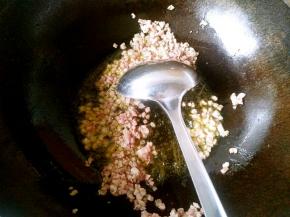 锅中放油，倒入肉沫滑散