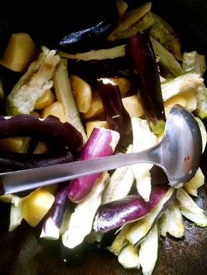 肉沫变白后，放入葱花和花椒粉爆香 ，再把土豆块和茄子条一起倒进锅中翻炒。