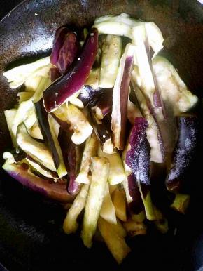 撒上适量盐翻炒，这样可以让茄子尽快变软。