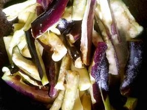 撒上适量盐翻炒，这样可以让茄子尽快变软。