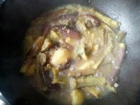 茄子炒软后，加入适量清水中火炖。