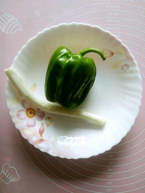 准备一个麻椒和一根大葱