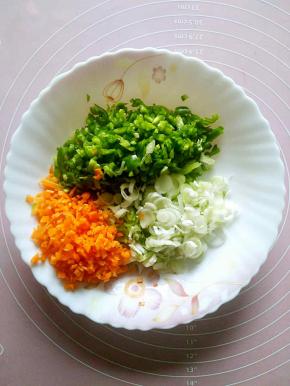 把麻椒，大葱和胡萝卜分别切末备用。