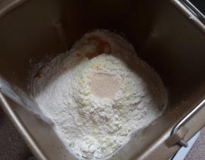 除了黄油以外加入其他全部材料。