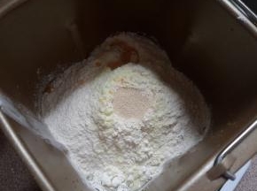 除了黄油以外加入其他全部材料。