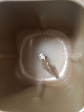 面包机桶里加入清水和白糖。稍微融化。