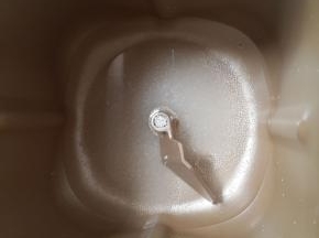 面包机桶里加入清水和白糖。稍微融化。