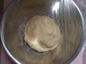 揉好的面团擀气揉均匀放盆里。加上保鲜膜放温暖处发酵。