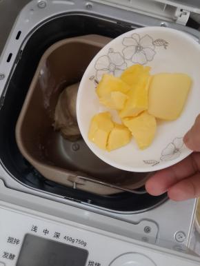 30分钟后加入软化的黄油。再揉面30分钟。