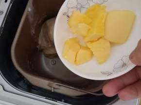 30分钟后加入软化的黄油。再揉面30分钟。