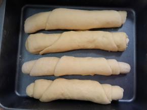 4个均匀的卷好放不沾烤盘里。