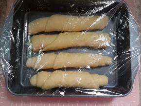 盖上保鲜膜放温暖处发酵至2-3倍大。