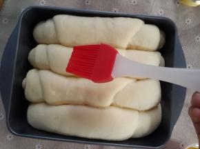 用刷子刷薄蛋液。