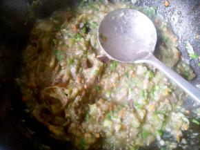 用勺子背按压成泥状