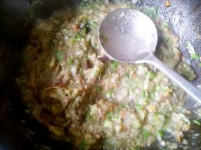 用勺子背按压成泥状