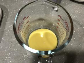 分五分之一蛋黄糊出来，做白云用。