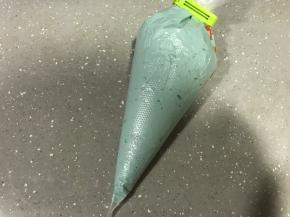 将制作好的蓝色蛋糕糊倒入裱花袋。