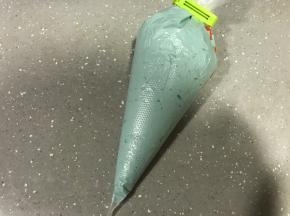 将制作好的蓝色蛋糕糊倒入裱花袋。