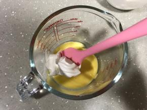 取三分之一蛋白霜，与蛋黄糊翻拌均匀。