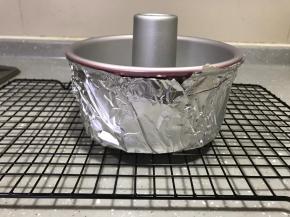 这类造型戚风蛋糕最重要的是不能上色，所以在模具周围包一层锡纸。包上锡纸后隔了一部分热，所以烤的时间要比普通戚风时间长一些。