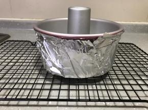这类造型戚风蛋糕最重要的是不能上色，所以在模具周围包一层锡纸。包上锡纸后隔了一部分热，所以烤的时间要比普通戚风时间长一些。