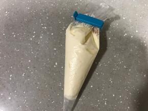 原色蛋糕糊倒入裱花袋，备用。