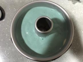 挤入全部蓝色蛋糕糊，轻震模具震出大气泡。