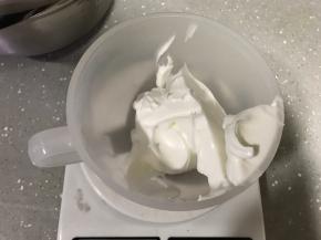 分出五分之一蛋白霜，与之前原色蛋黄糊制作原色蛋糕糊。