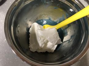 大份蛋白霜制作蓝色蛋糕糊
取三分之一蛋白霜到蓝色蛋黄糊，翻拌均匀。