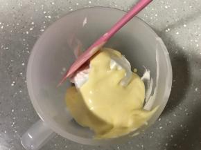 翻拌好的蛋糕糊倒入剩余蛋白霜，翻拌均匀。