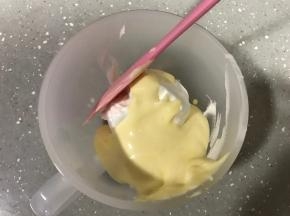 翻拌好的蛋糕糊倒入剩余蛋白霜，翻拌均匀。