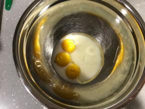 蛋黄里加入油和牛奶，搅拌均匀后低筋面粉过筛加入。