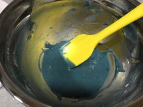 蝶豆花粉过筛加入剩余的蛋黄糊，搅拌均匀。