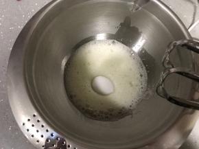 烤箱上下火170度预热。
蛋清里加入几滴柠檬汁，打蛋器低速打发至鱼眼状，加入第一次细砂糖。继续高速打发。