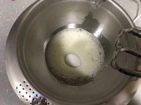 烤箱上下火170度预热。
蛋清里加入几滴柠檬汁，打蛋器低速打发至鱼眼状，加入第一次细砂糖。继续高速打发。